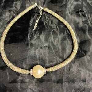 Rhinestone encased in "net" necklace w/ large faux pearl 26"